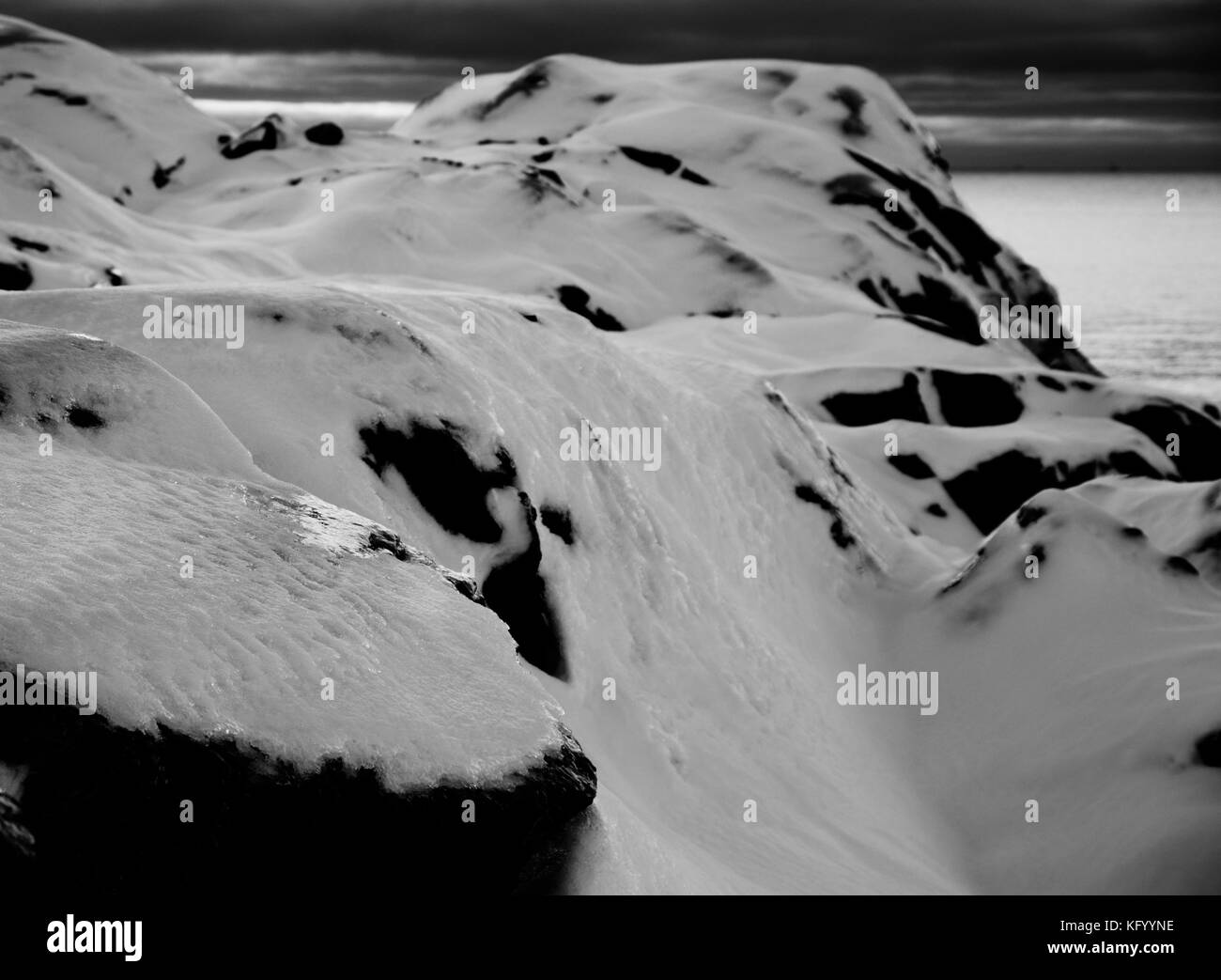 Le sommet d'une montagne de neige à partir de la Norvège. Concept de réalisation, l'aventure et la victoire. Banque D'Images