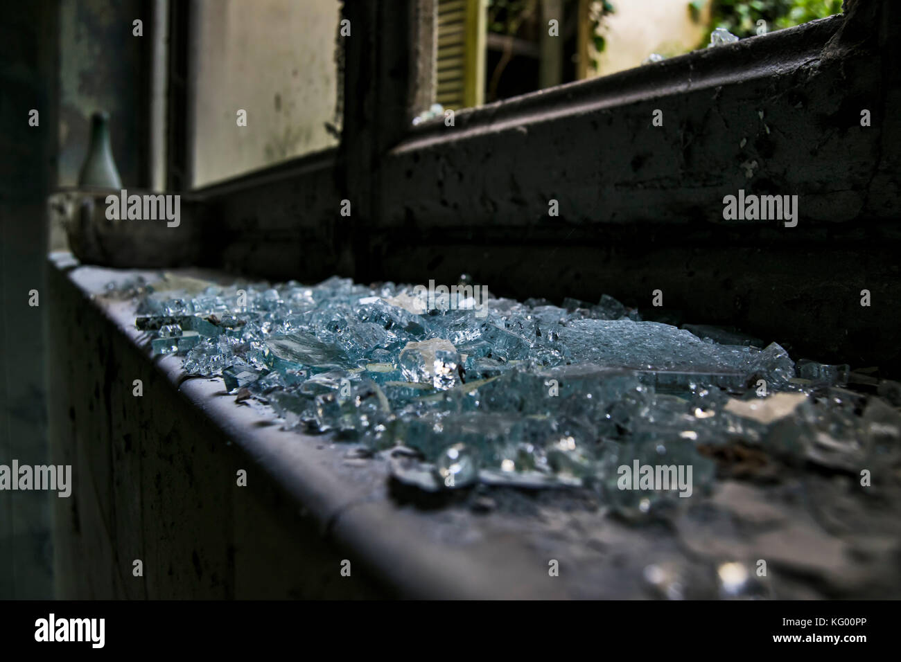 Quelques morceaux de verre sur un mur dans une chambre d'un hôpital psychiatrique abandonné Banque D'Images