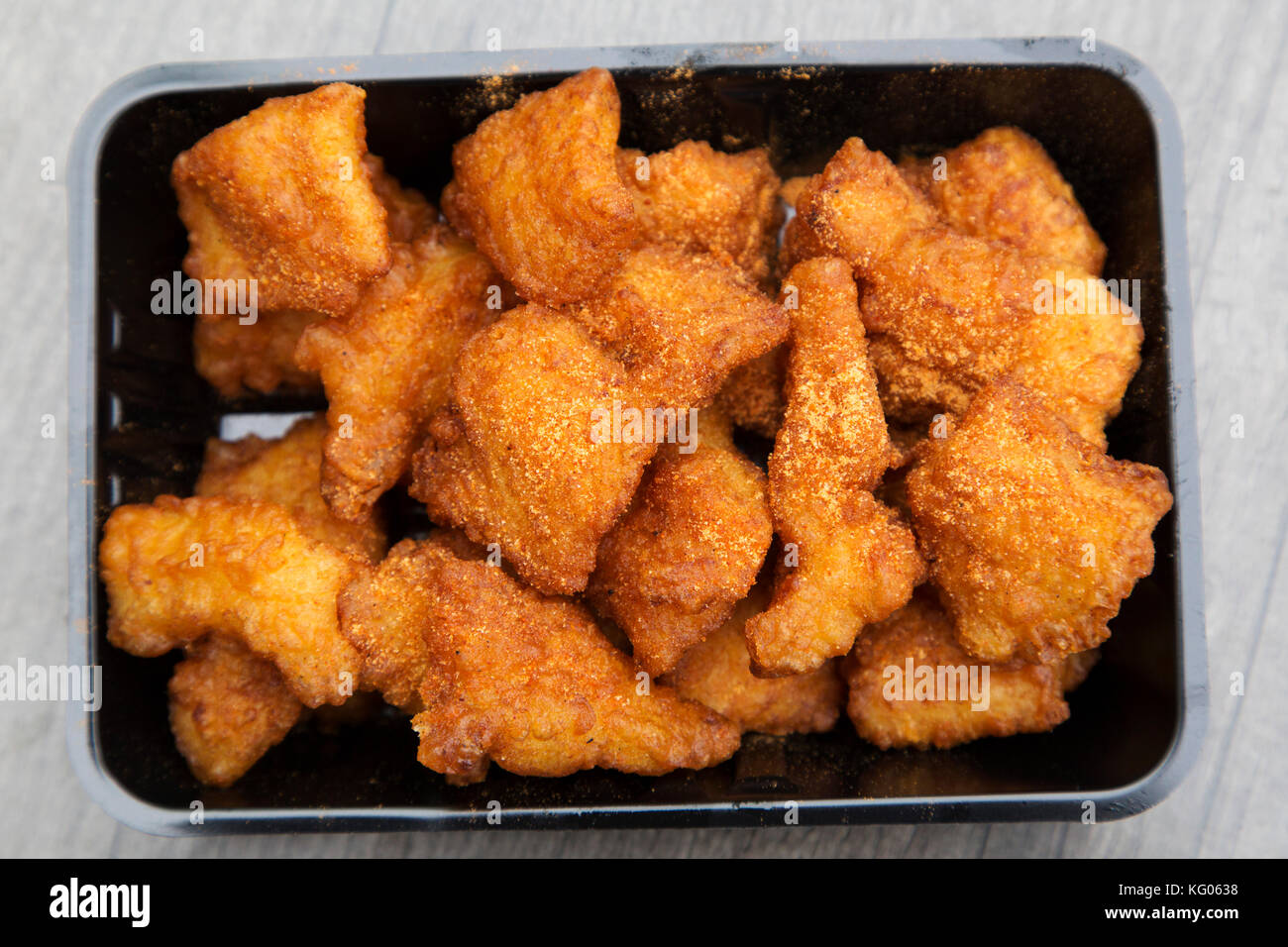 Kibbeling, poisson frits, servi aux pays-Bas. Le plat est un en-cas hollandais populaire. Banque D'Images