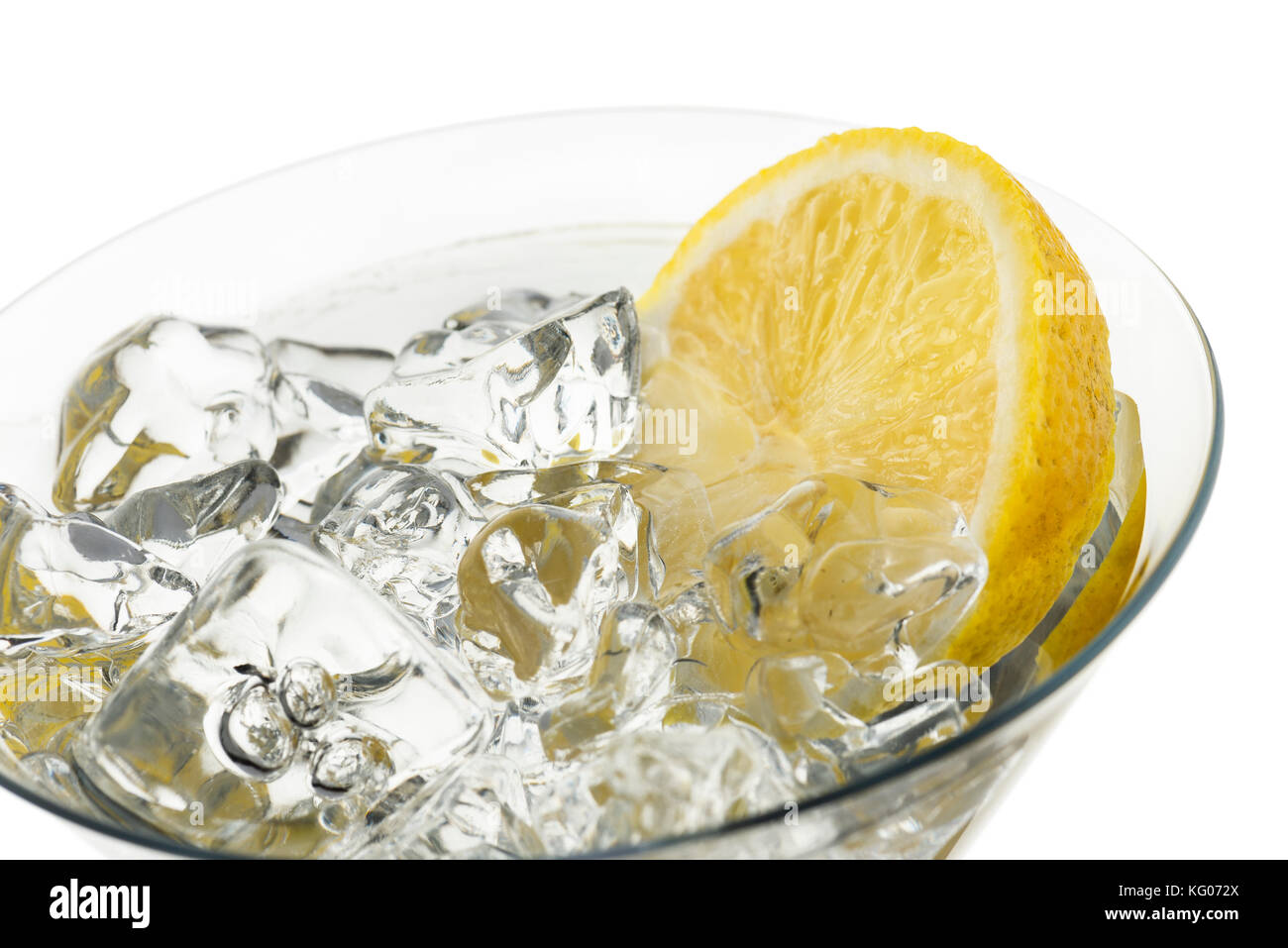 Verre d'eau fraîche avec des tranches de citron sur fond blanc Banque D'Images