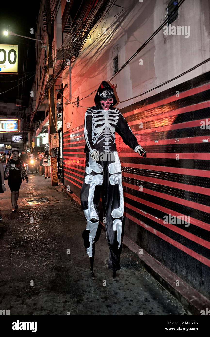 L'Halloween. L'homme habillé en échasses squelette. La Thaïlande, en Asie du sud-est Banque D'Images