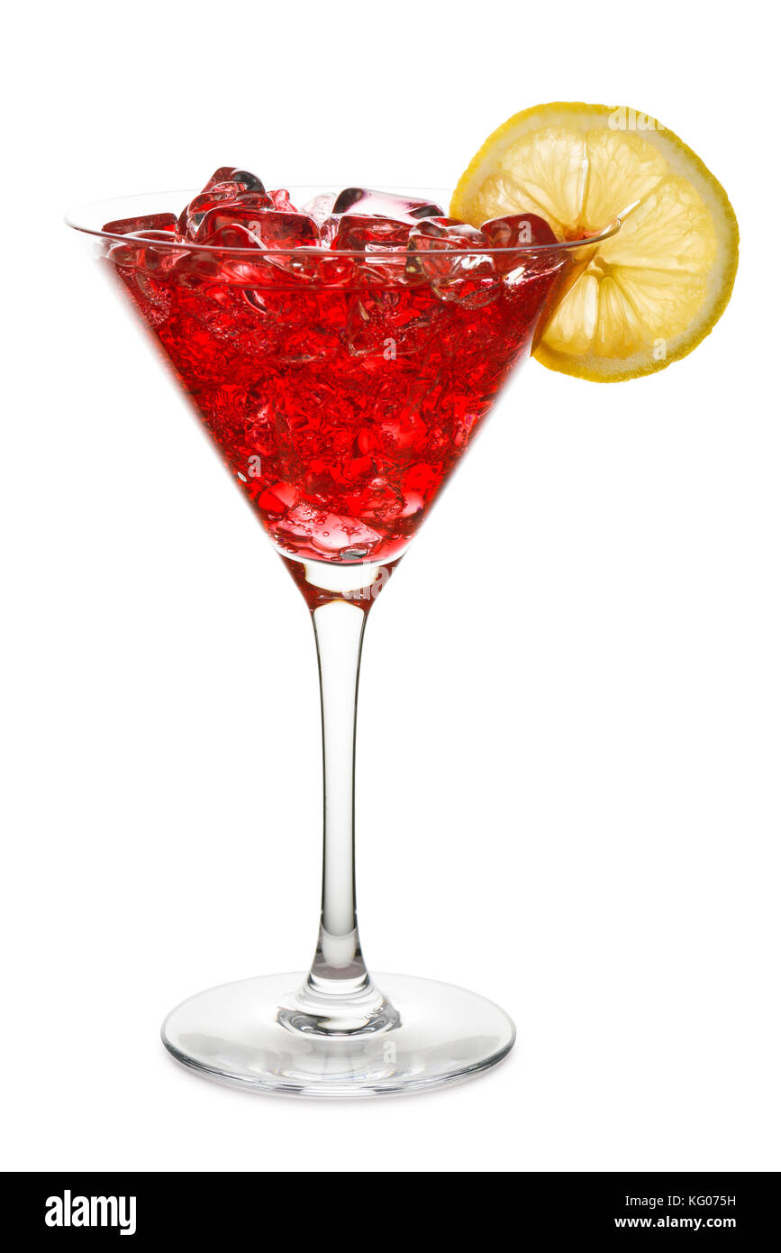 Verre à cocktail rouge, tranche de citron et des glaçons sur fond blanc. Banque D'Images