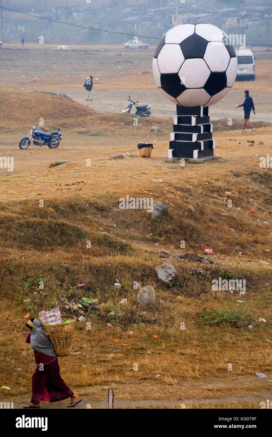 Une sculpture de football géante dans une installation de Pokhara, au Népal. Banque D'Images