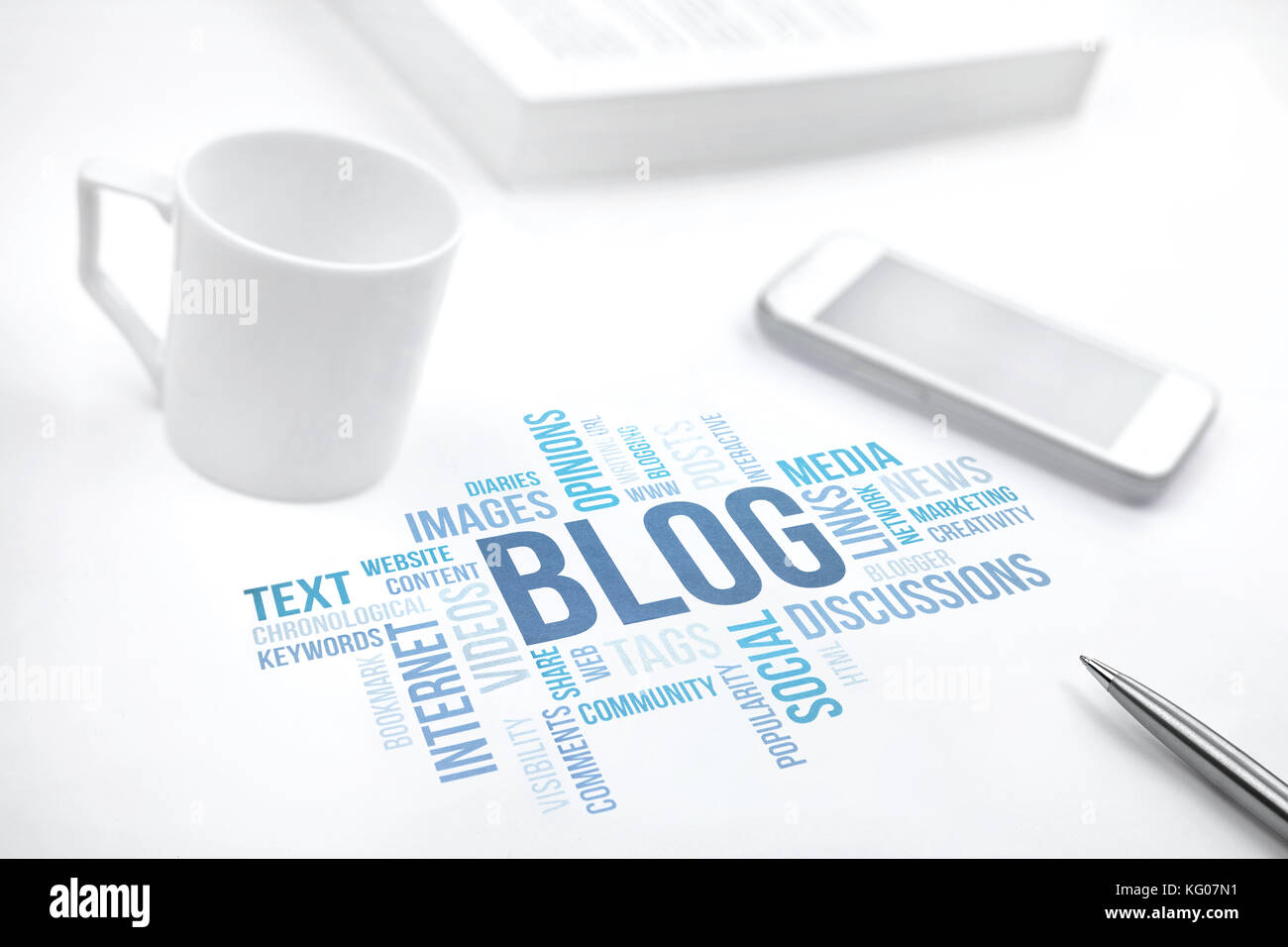 Blog concept word cloud print document, smartphone, livre, stylo et tasse de café dans les tons bleus. Banque D'Images