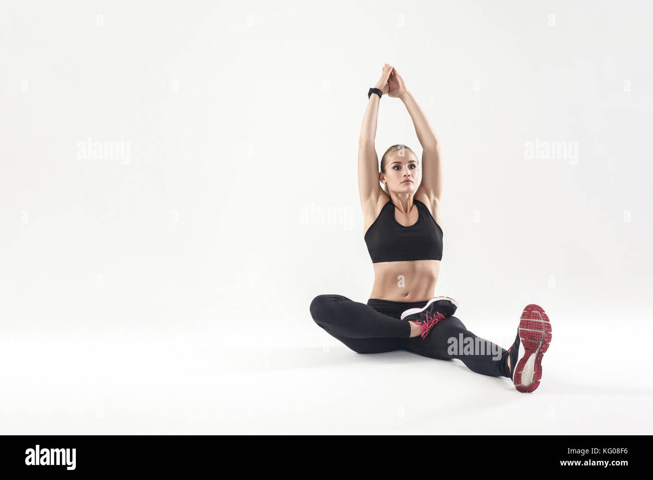 Femme assise sur le sol et faisant du yoga.studio shor Banque D'Images
