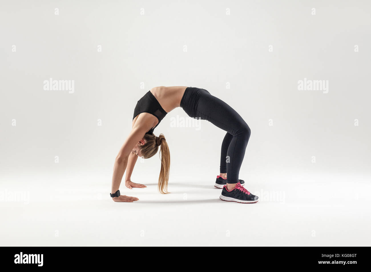 Pont acrobatique. blonde woman standing in bridge. fitness concept. studio shot Banque D'Images