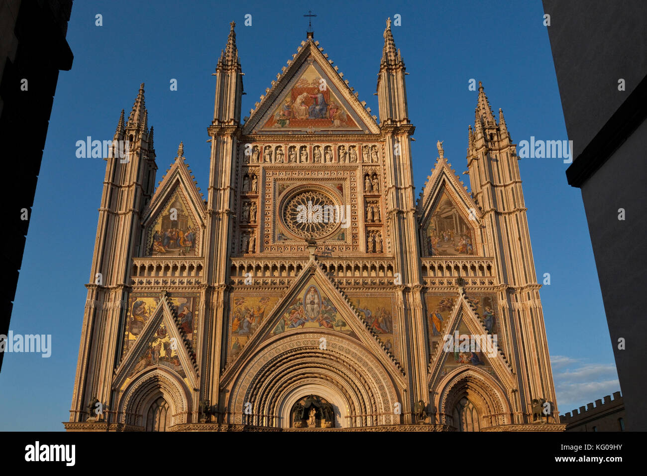 Une vue de la cathédrale au coucher du soleil dans la ville ombrienne de Orvieto, Italie. Banque D'Images