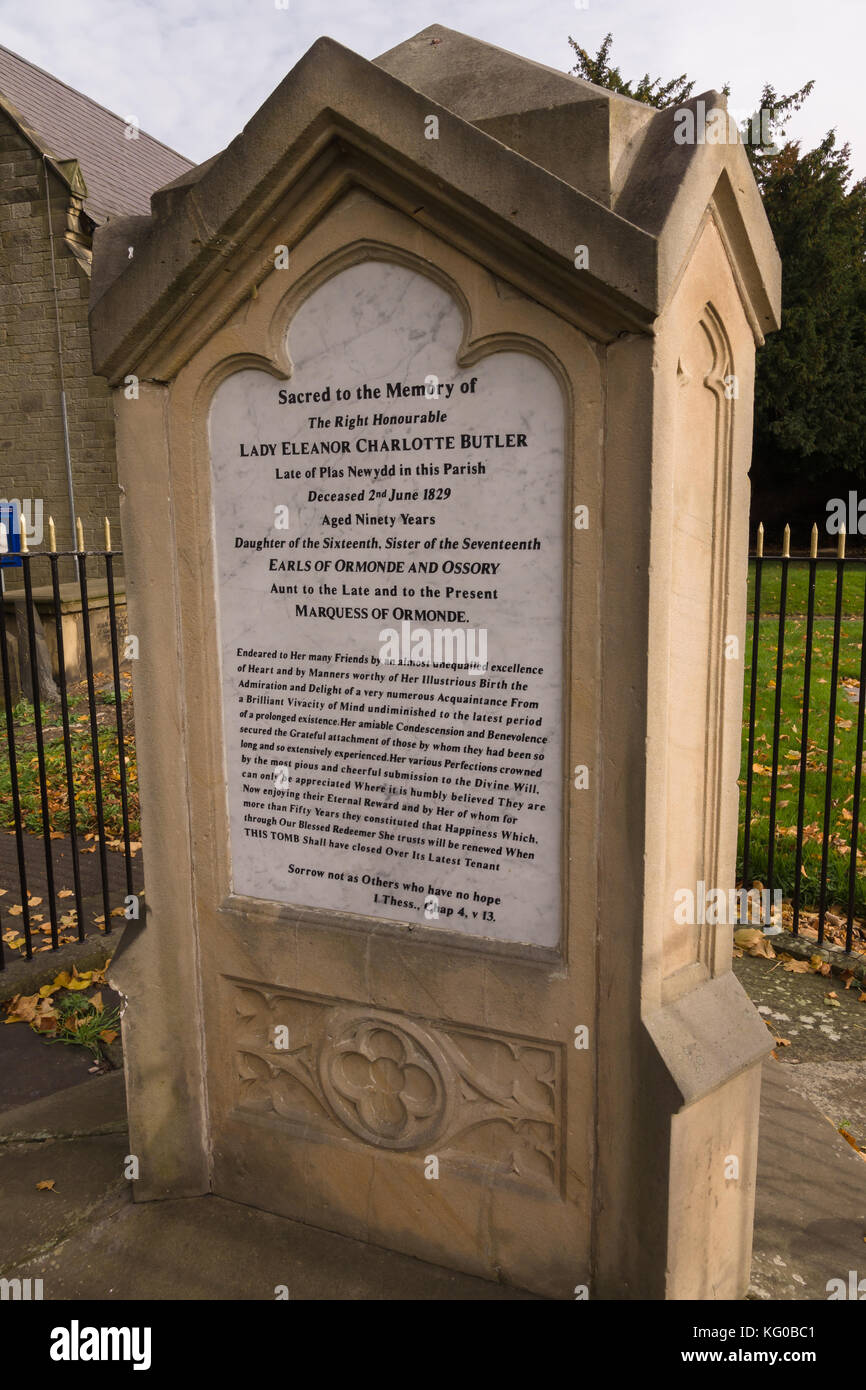 Tombe de Sarah Ponsonby & Charlotte Eleanor Butler et sa servante Mme Mary Carryl à St. Collens Church à Llangollen Wales Banque D'Images