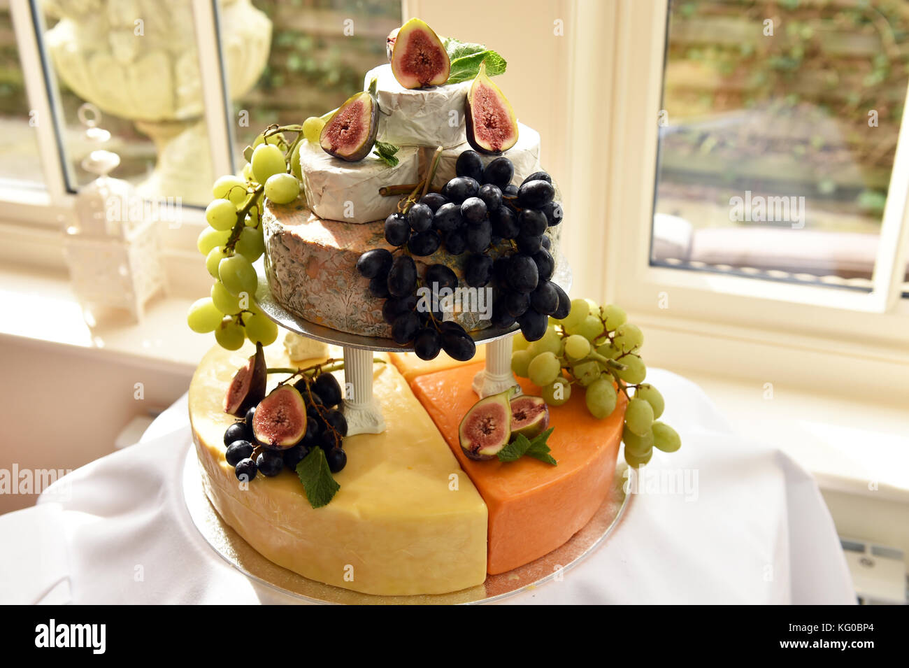 Gâteau de mariage fait de fromages Banque D'Images