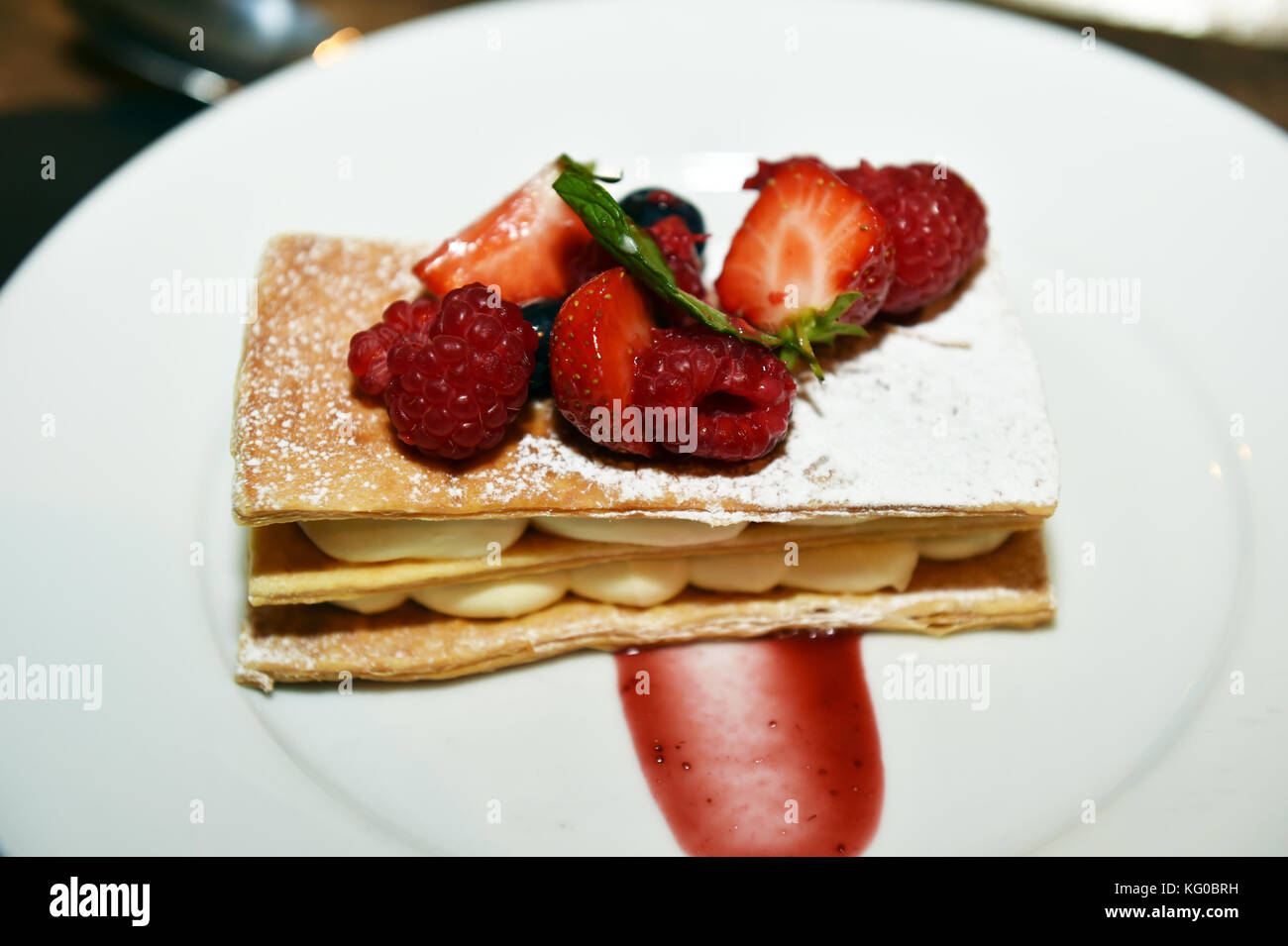 Mille feuille aux fraises tartelettes de pâte et de framboise Banque D'Images