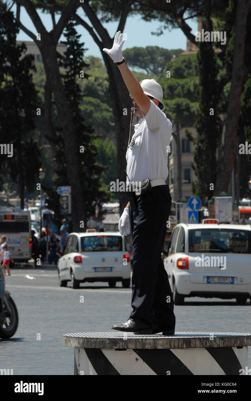 Rome, Italie - 11 juin 2009 : policier à rome, dirige le trafic sur la piazza Venezia, à rome Banque D'Images