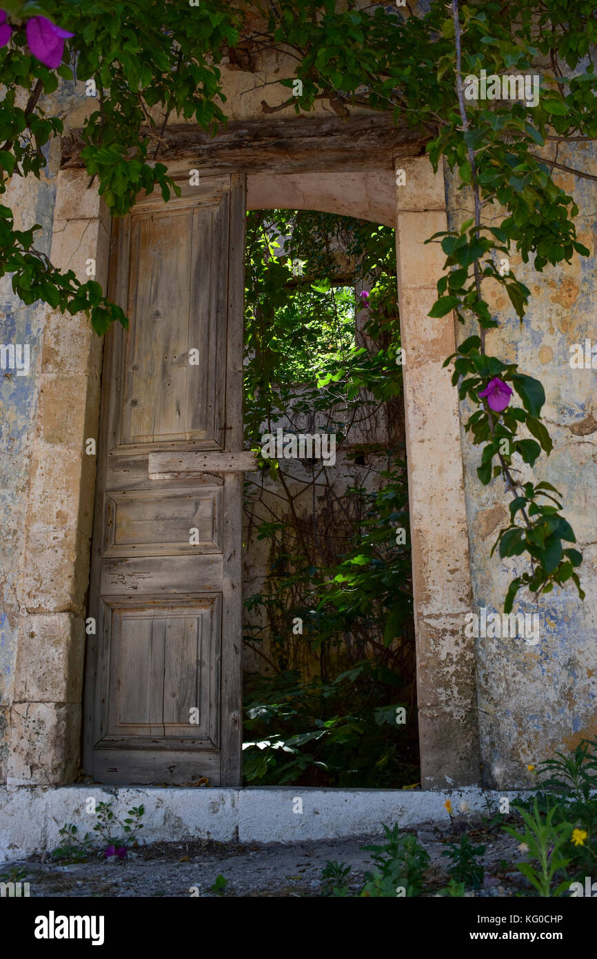 Une vieille porte à Assos sur l'île grecque de Céphalonie Banque D'Images