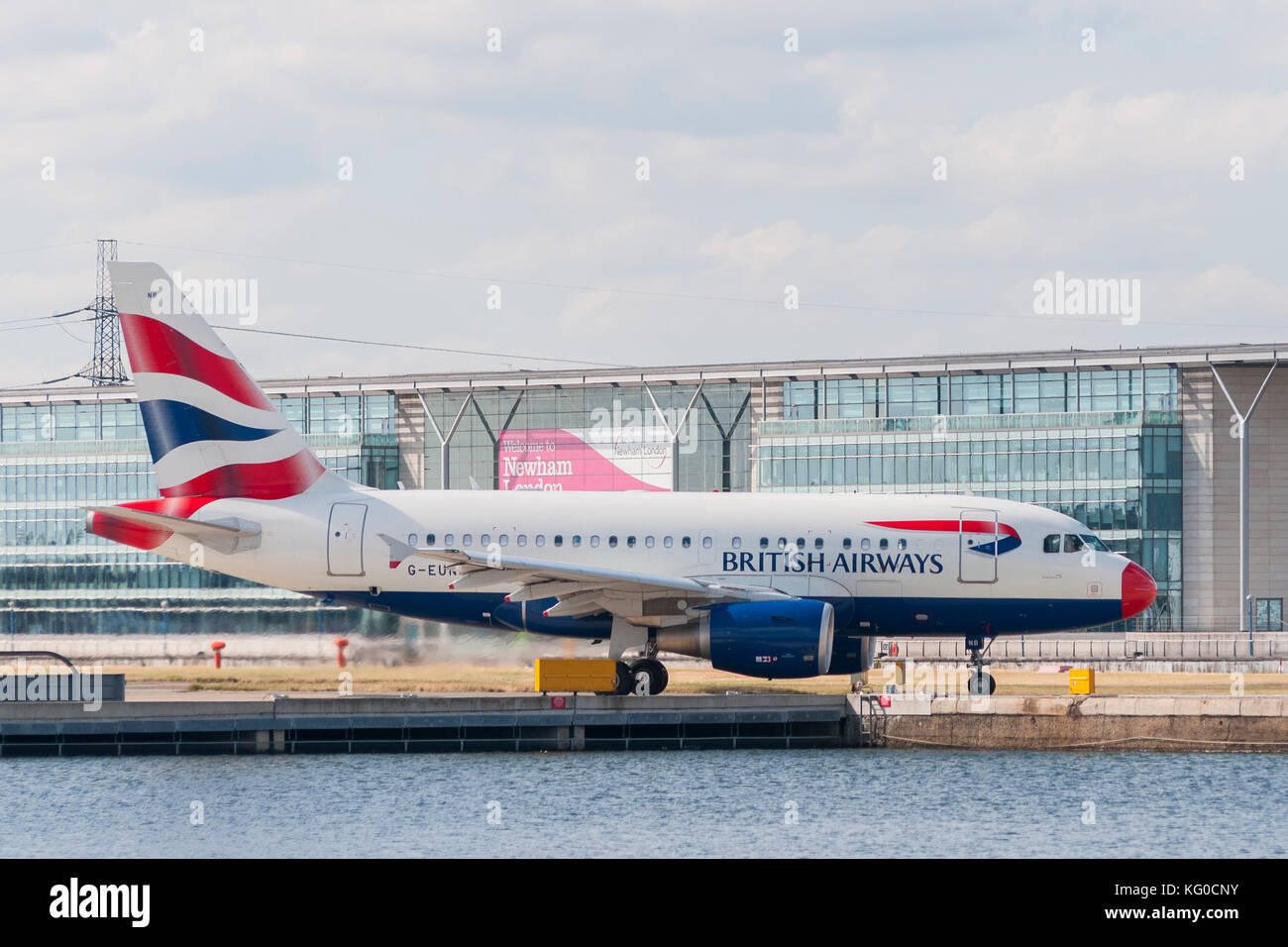 Londres, UK - 2 août, 2013 ; un British Airways Airbus A-318 (G-EUNB) roule sur la piste de l'aéroport de Londres City dans le quartier de Newham avant ta Banque D'Images