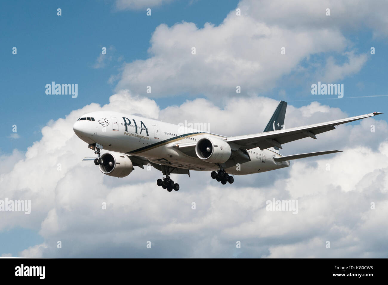 Londres, UK - 3 août, 2013 ; un Pakistan International Airlines (PIA) Boeing 777-240(ER) atterrit à l'aéroport d'Heathrow à Londres Banque D'Images