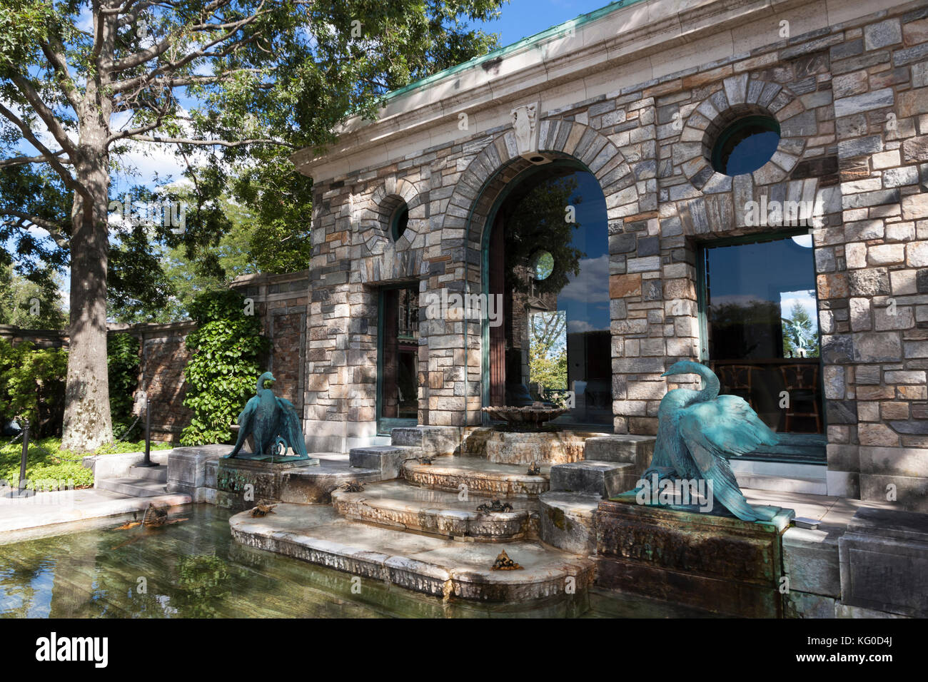 Maison de thé, avec des cygnes en bronze doré de style mauresque à fontaine en marbre, au Rockefeller Kykuit estate dans Sleepy Hollow, New York. Banque D'Images