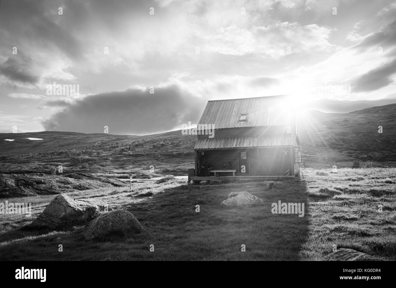 500px photo id : 166622787 - c'est l'hadlaskard hytte, un refuge pour les voyageurs dans le Hardangervidda, la Norvège. Banque D'Images