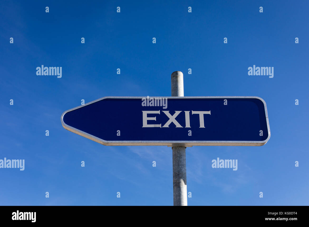 Panneau de sortie signpost against blue sky Banque D'Images