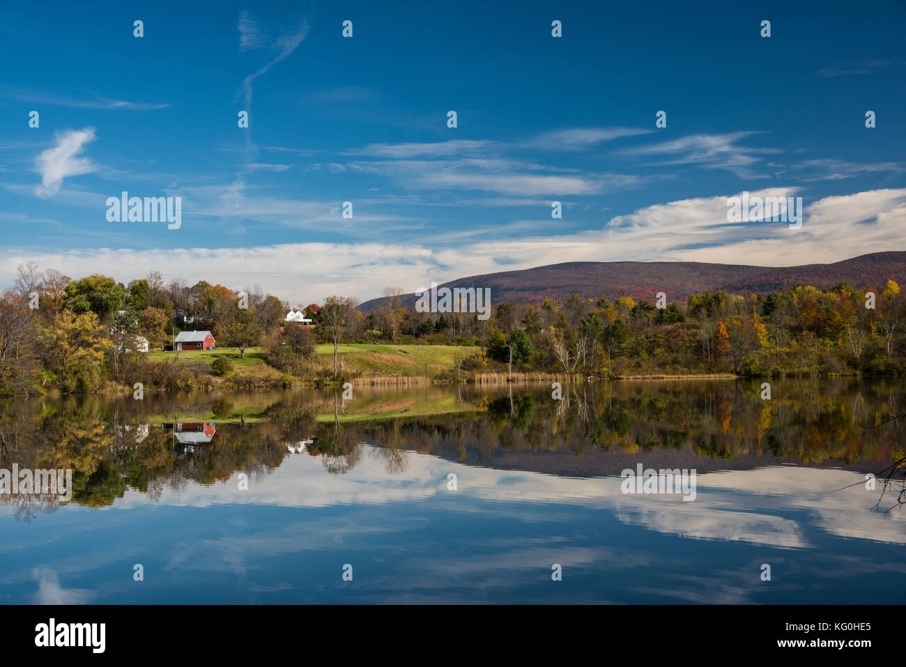 Réflexion du ciel sur le lac paran dans la ville de bennington au cours de l'automne feuillage - new york / usa Banque D'Images