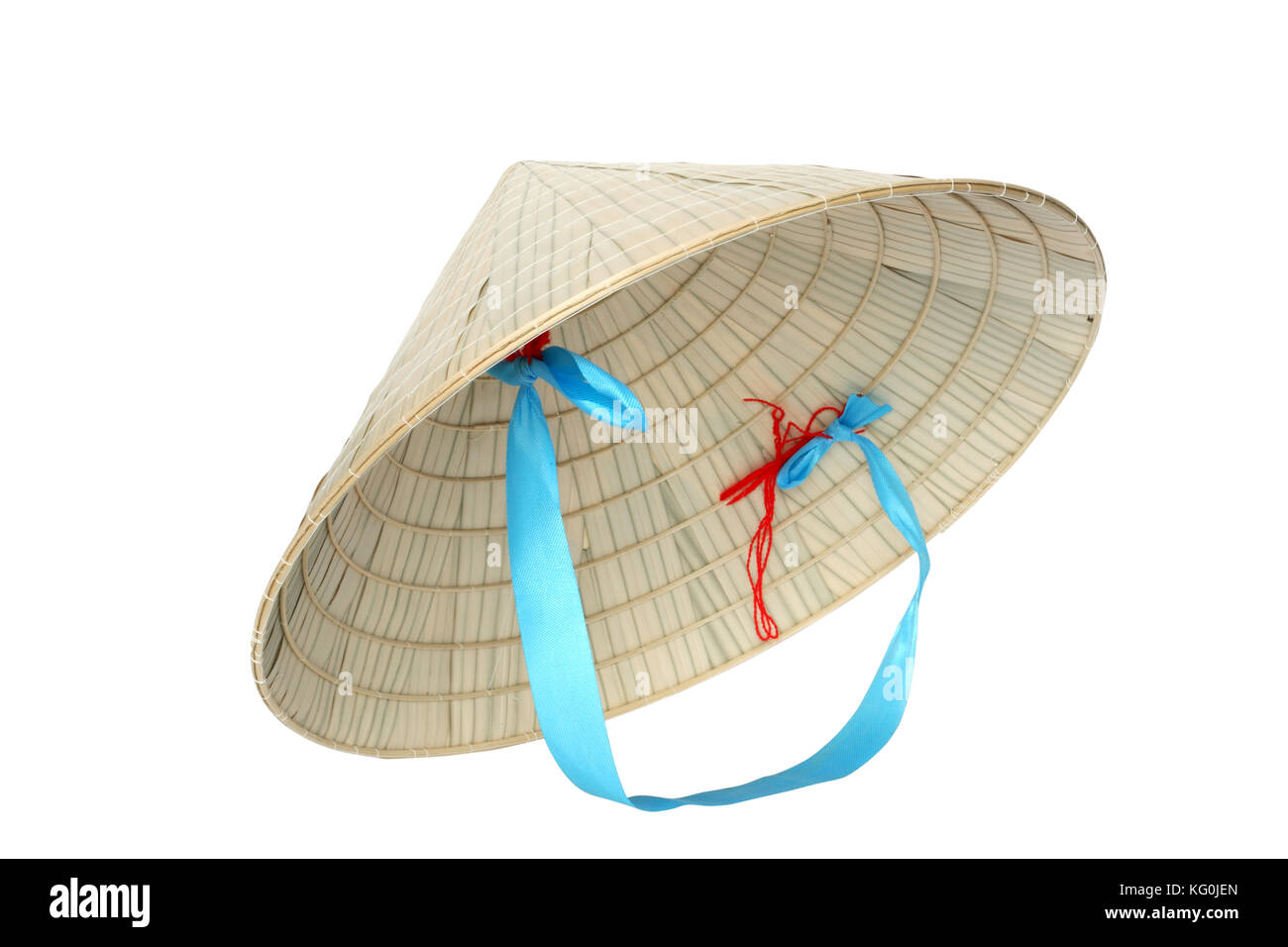 Chapeau de paille conique vietnamien typique isolé sur fond blanc avec clipping path Banque D'Images
