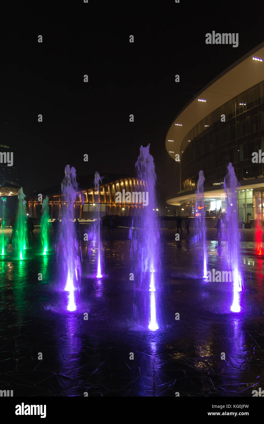 MILAN, ITALIE - 30 octobre 2016 : financial district Vue de nuit. L'eau des fontaines illuminées. Les gratte-ciel modernes dans Gae Aulenti square. La banque Unicredit à Banque D'Images