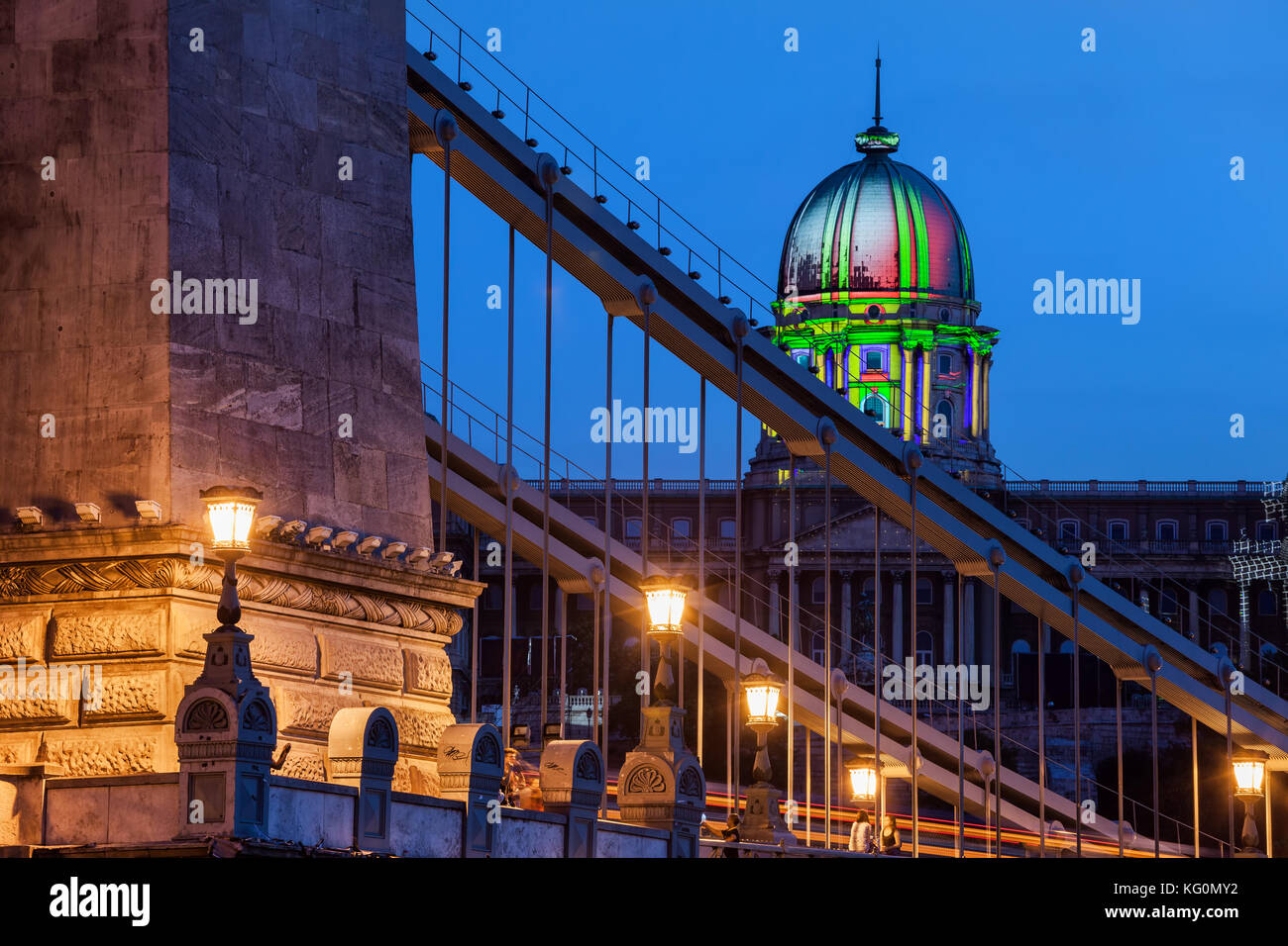 Ville de Budapest la nuit en Hongrie, pont à chaînes Széchenyi et le château de Buda en arrière-plan Banque D'Images