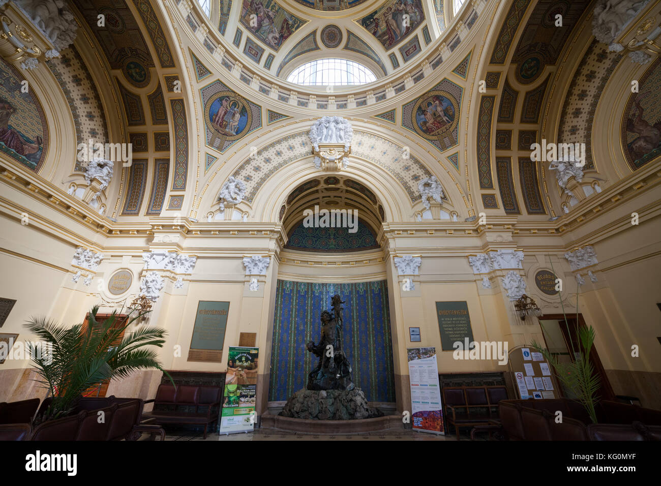 Des bains Szechenyi hall intérieur avec fontaine et statue Centaure appelé Triton Pêche à Budapest, Hongrie Banque D'Images