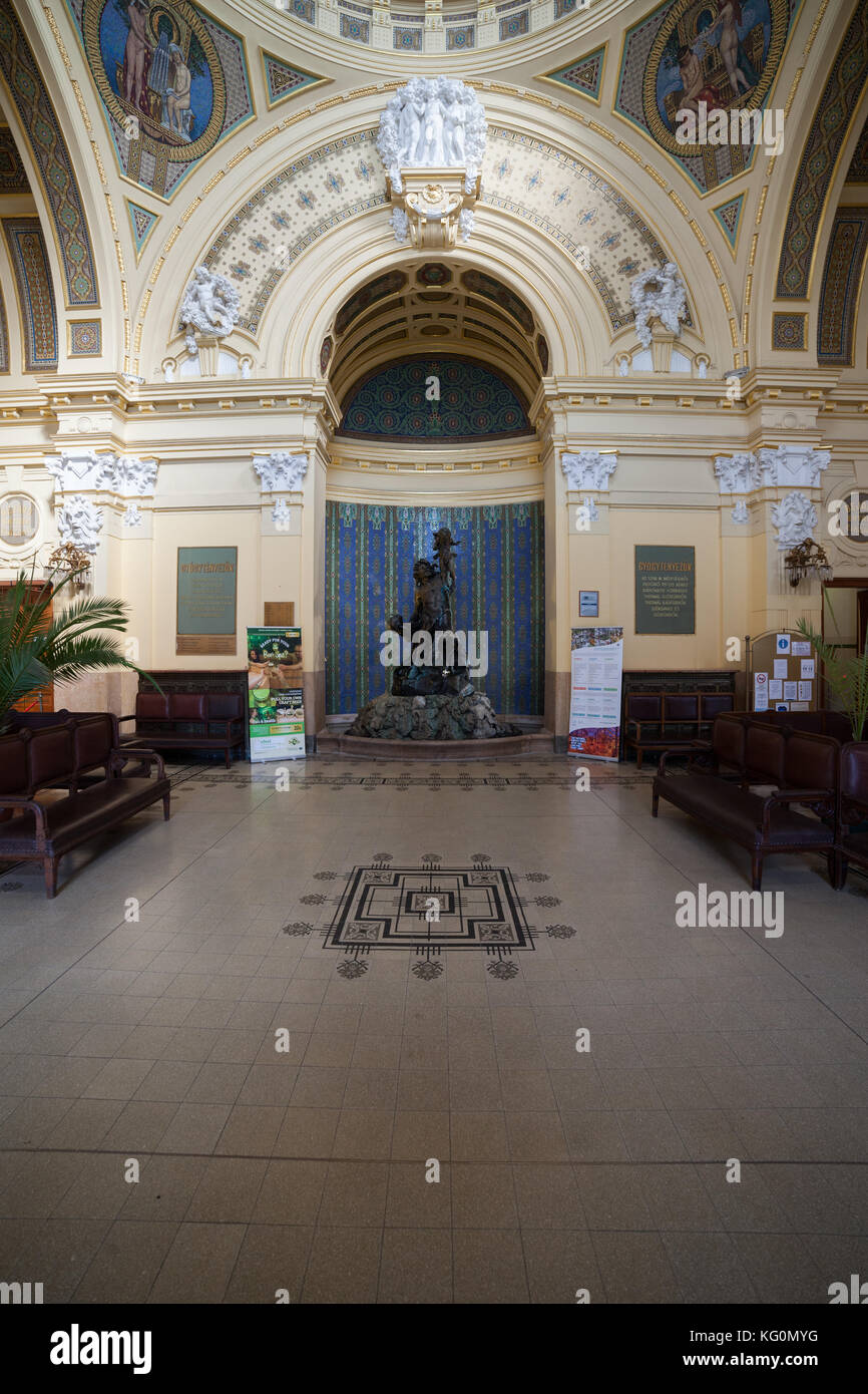 Thermes Szechenyi hall intérieur avec coupole et mosaïques dans Budapest, Hongrie, style Néo-Baroque Banque D'Images