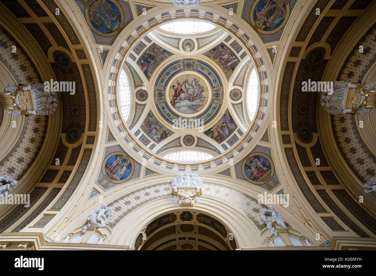 Thermes Szechenyi plafond intérieur hall avec coupole et mosaïques à Budapest, Hongrie, style Néo-Baroque Banque D'Images