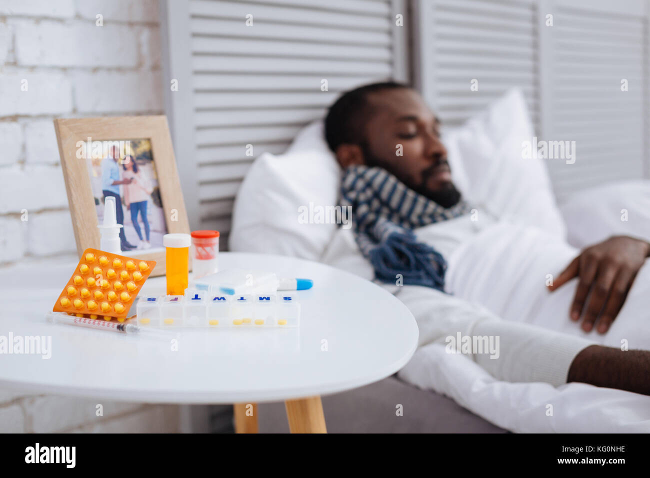 Assez mauvais homme essayant de s'endormir dans son lit douillet Banque D'Images