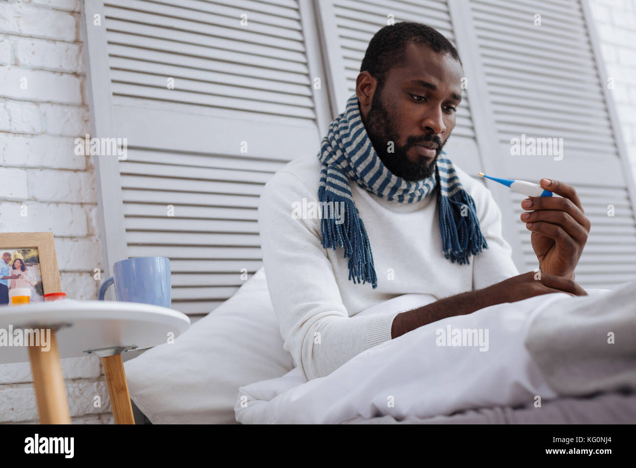 Personne malade à haute température insatisfait de son Banque D'Images