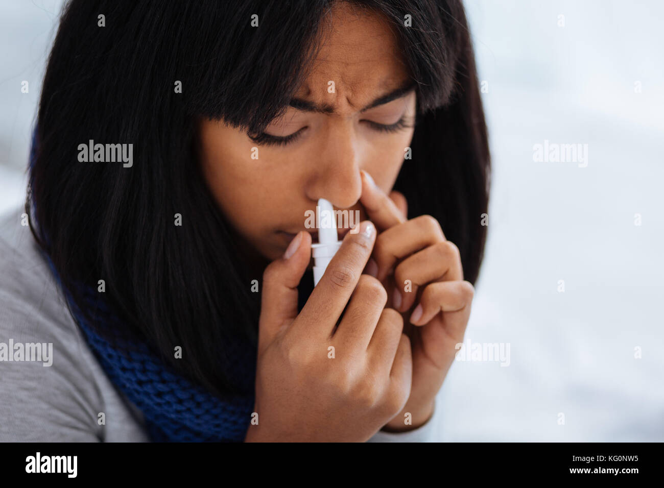 Patient responsable en essayant de nouvelles gouttes nasales Banque D'Images