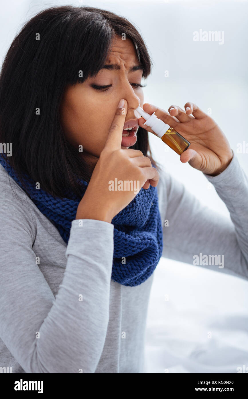 Agréable jeune femme de ne pas profiter de la procédure de traitement Banque D'Images