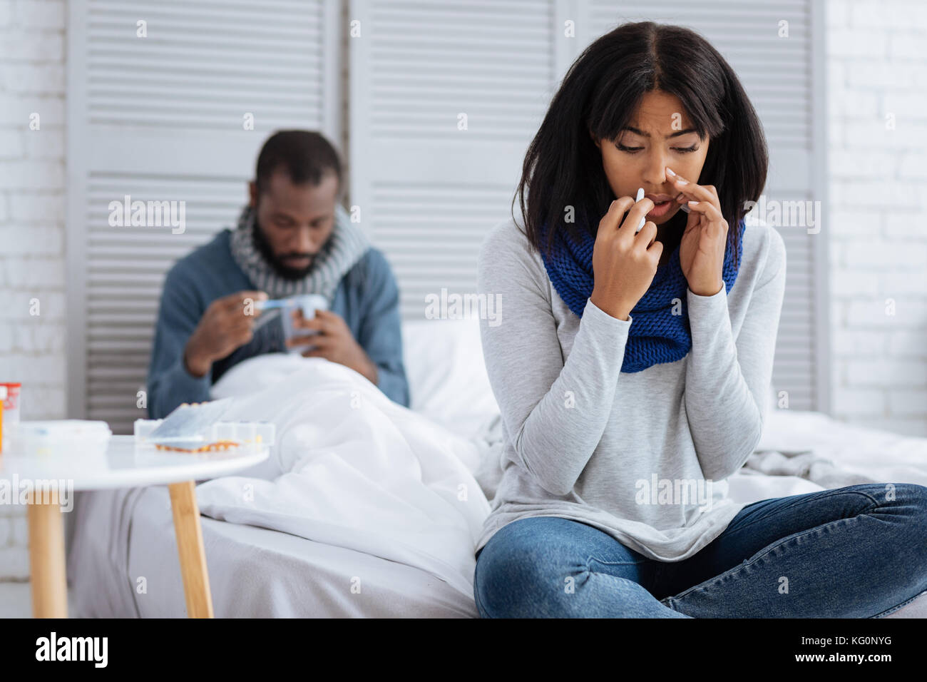 Femme triste guérir la grippe avec son petit ami Banque D'Images