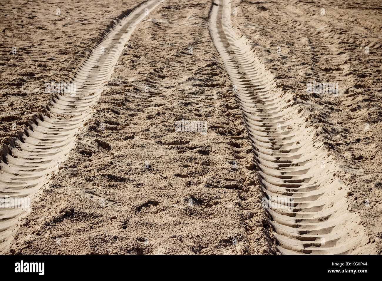 Les traces de roues du tracteur sur le sable Banque D'Images