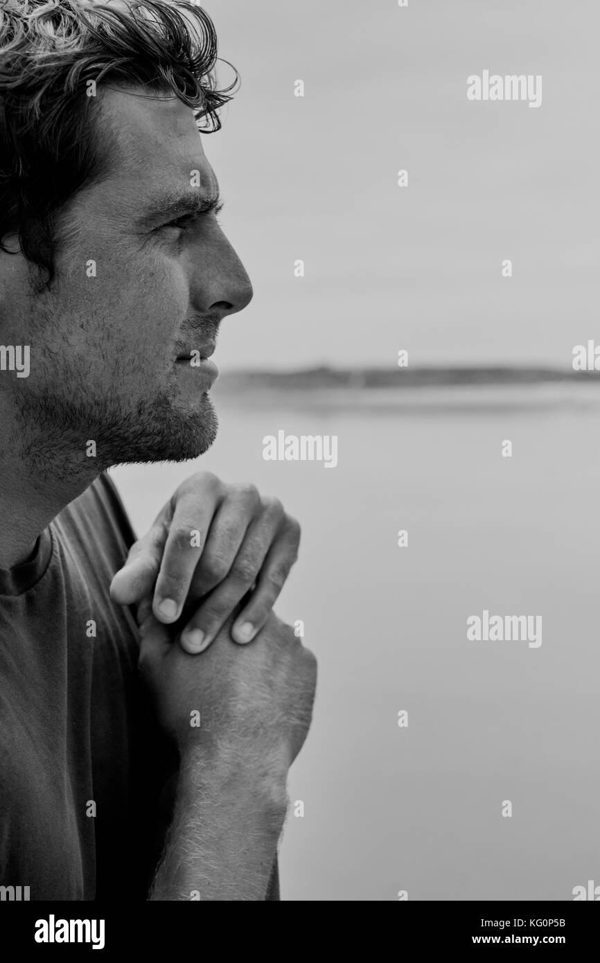 Une école de surf instructor gardant attentivement sur ses étudiants sur la mer Banque D'Images