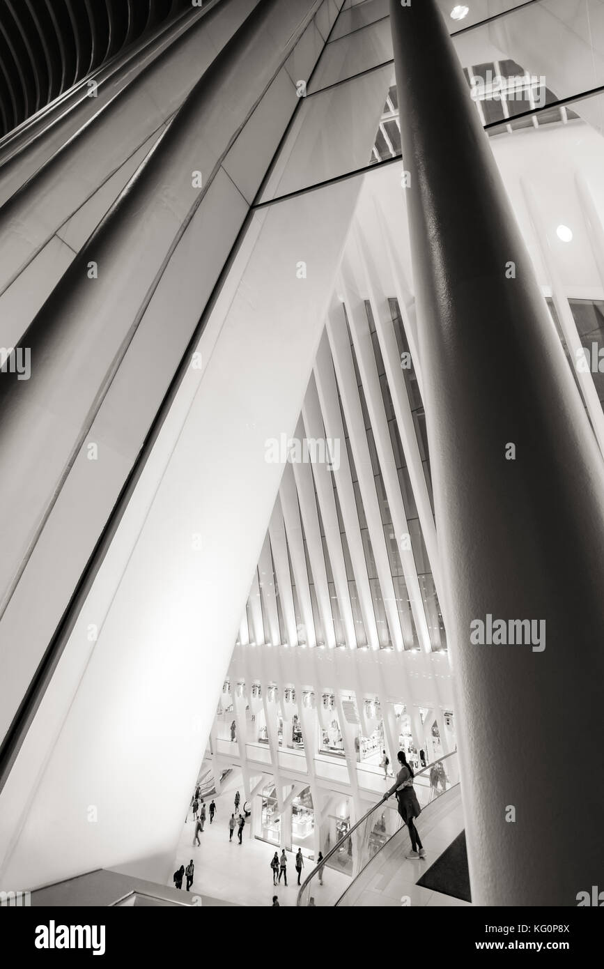 L'Oculus, Westfield World Trade Centre en noir et blanc. Moyeu de Tranportation conçue par Santiago Calatrava. Le Quartier Financier de Manhattan, New York Banque D'Images