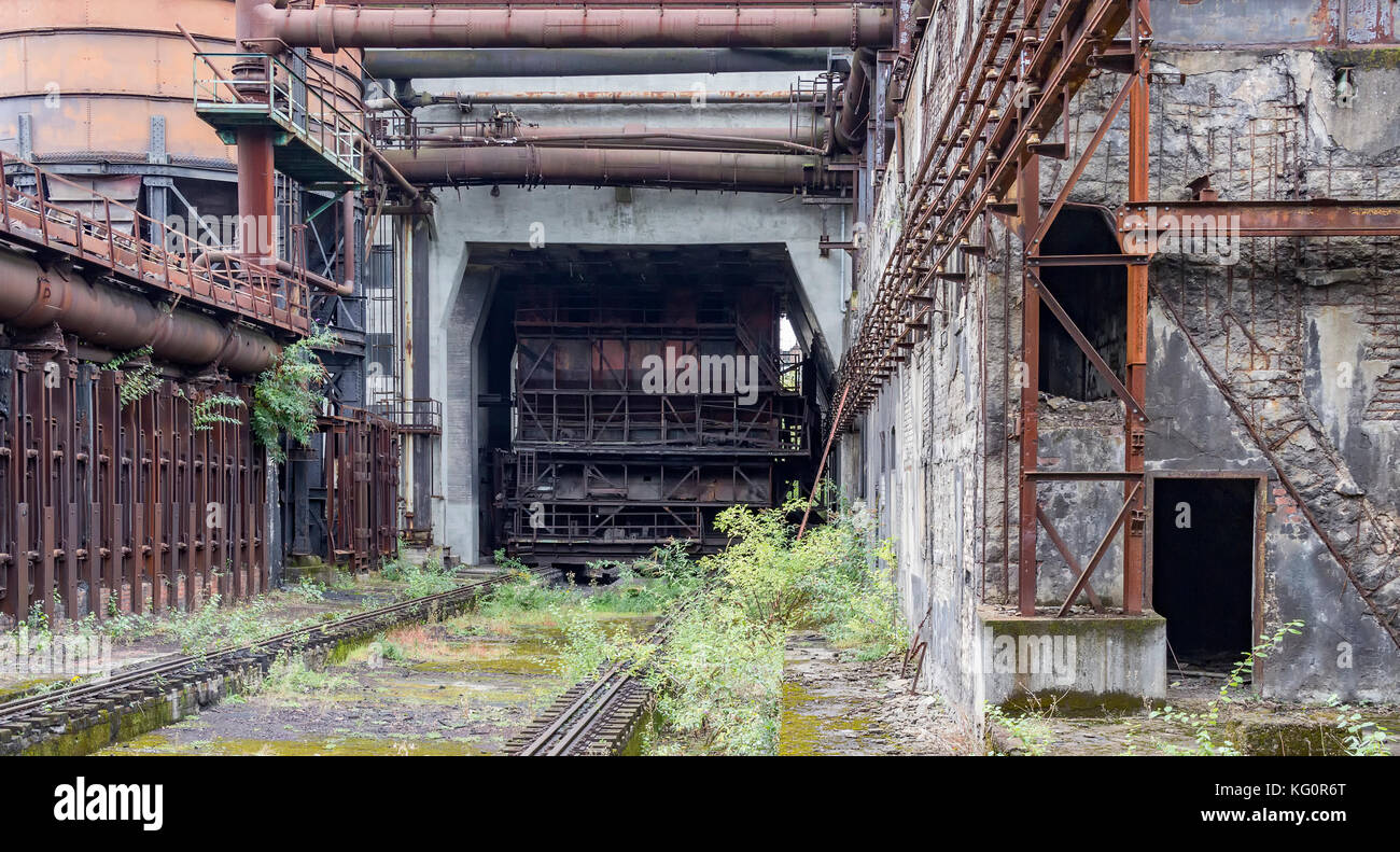 Paysages d'architecture industrielle pourris en partie couverte par la végétation Banque D'Images