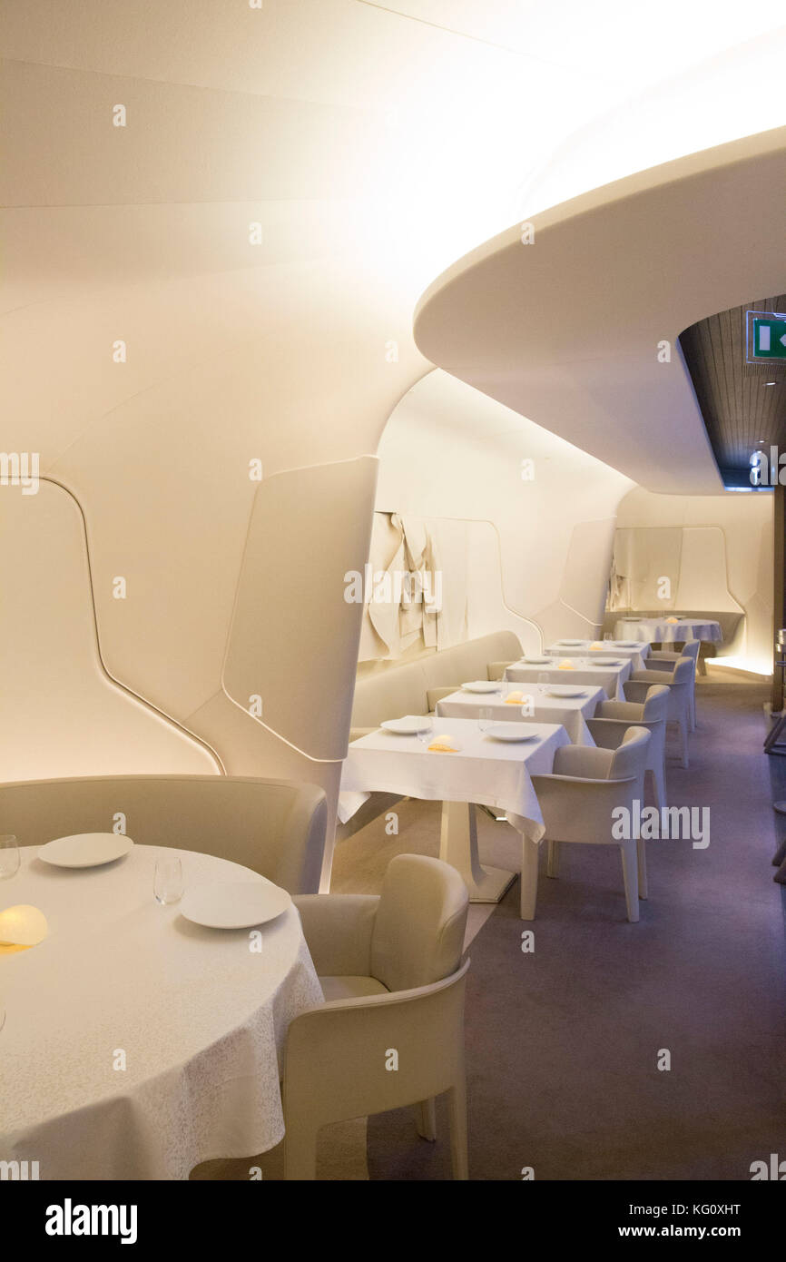 Le restaurant "ue Mesure' au Mandarin Oriental à Paris. Cook : Thierry Marx. La salle à manger Banque D'Images