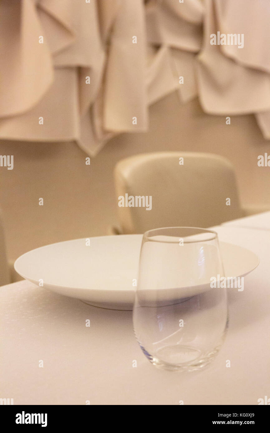 Le restaurant "ue Mesure' au Mandarin Oriental à Paris. Cook : Thierry Marx. La salle à manger Banque D'Images