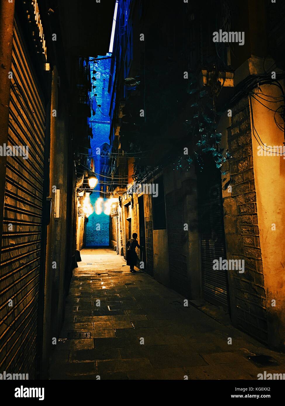 Vue de dessus d'une rue étroite dans le quartier gothique, la vieille ville, de Barcelone, Espagne Banque D'Images