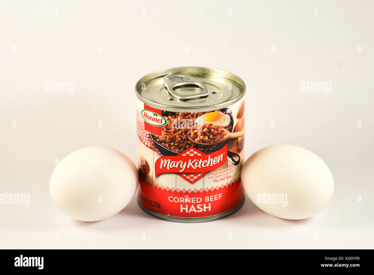 Un peut de Marie cuisine le corned-beef Hash avec deux œufs crus blanc frais prêts à cuire pour un copieux petit-déjeuner. Banque D'Images