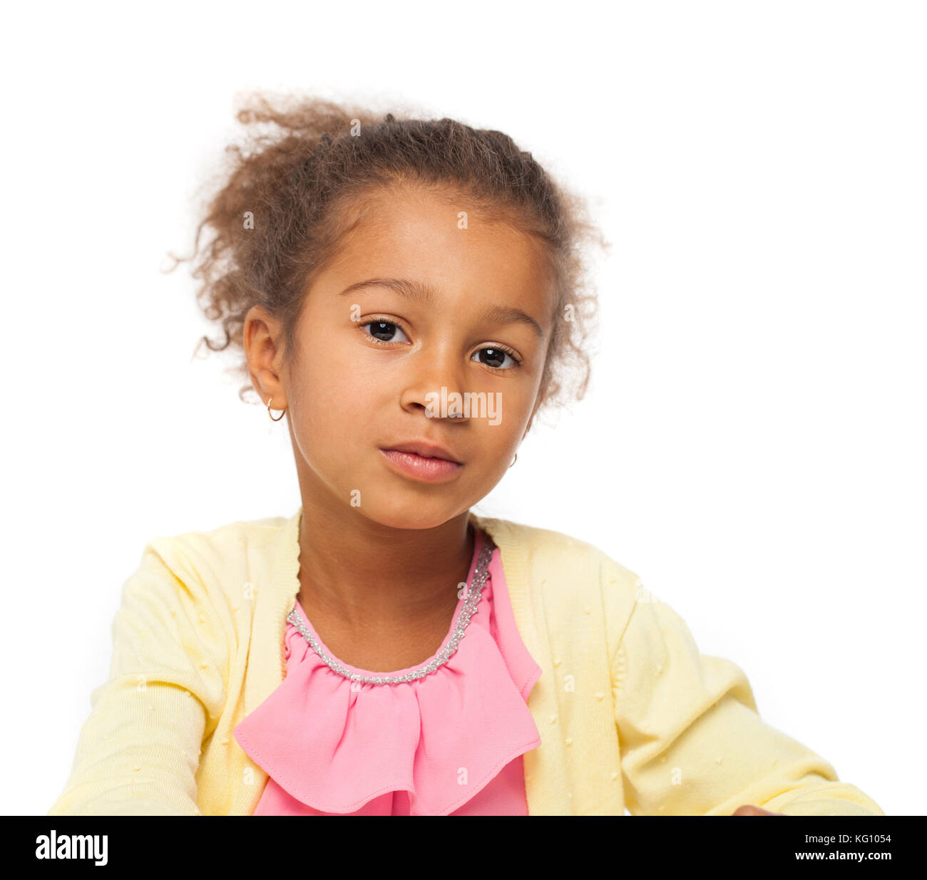 Portrait de petite fille africaine avec coiffure afro isolé sur fond blanc Banque D'Images