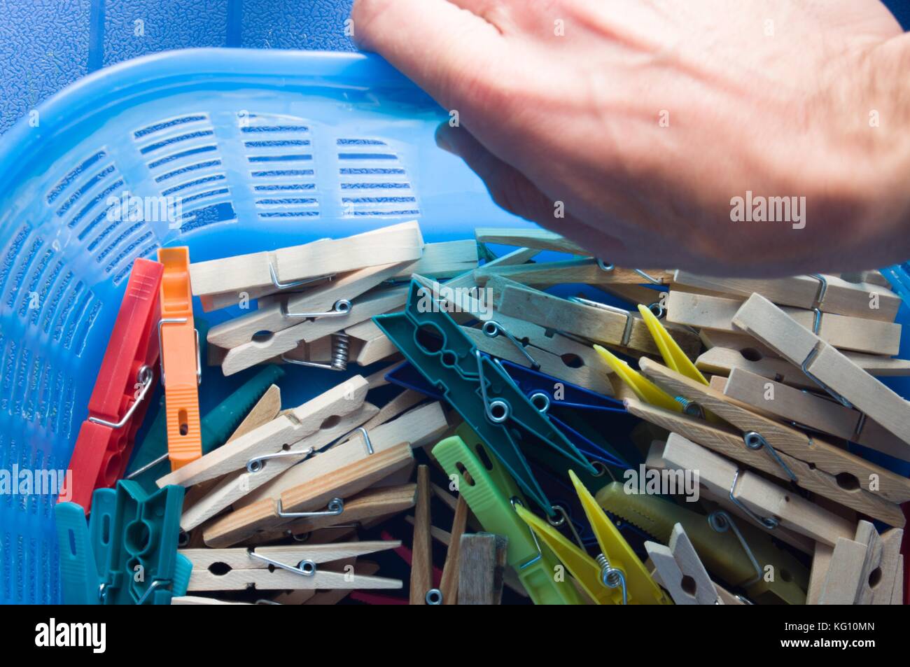 En prenant le panier de pinces à linge extensible Banque D'Images