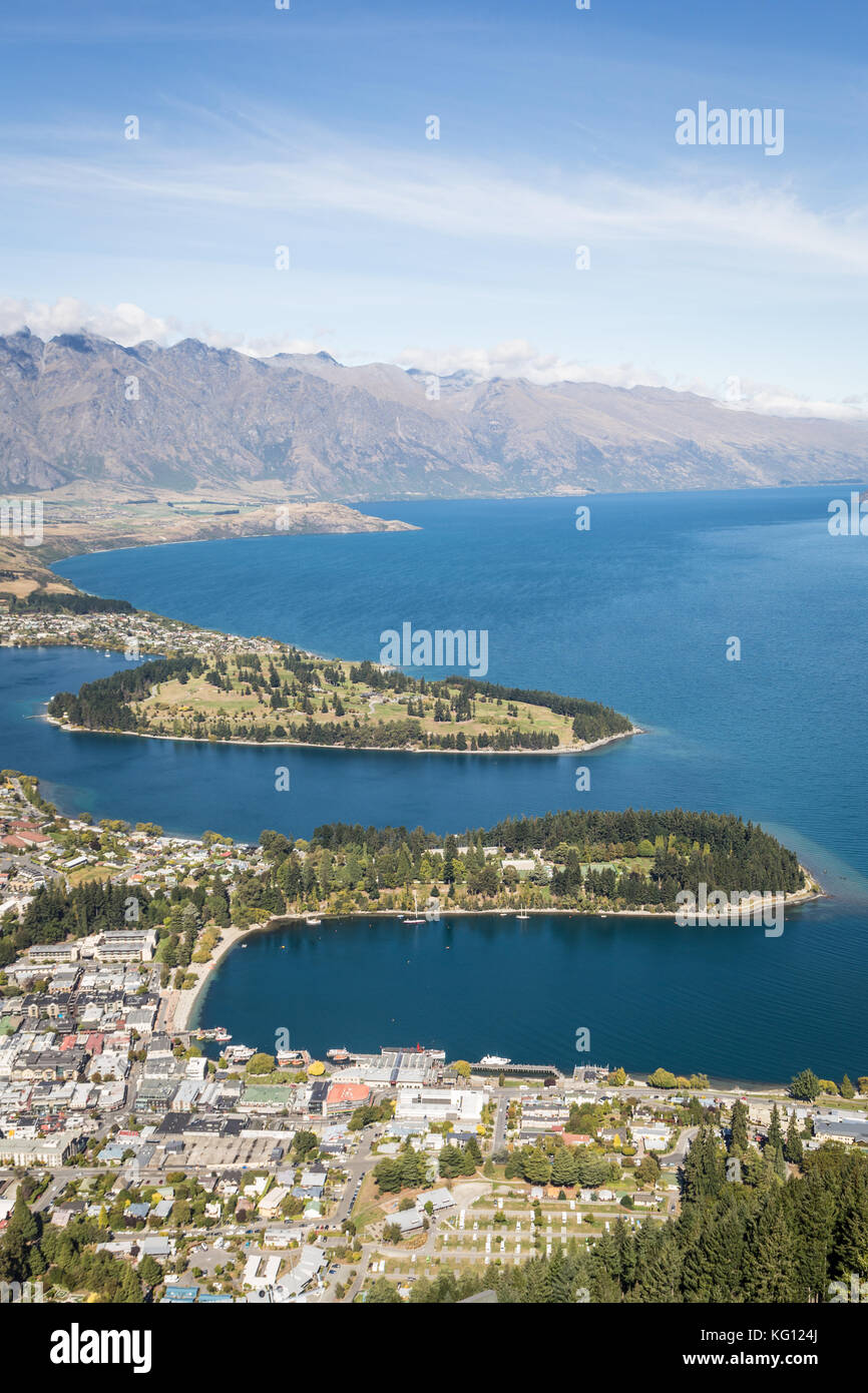 Vue aérienne du centre-ville de Queenstown et le lac par wakatiputhe queentown bay dans la région de l'Otago Nouvelle-Zélande île du sud. Banque D'Images