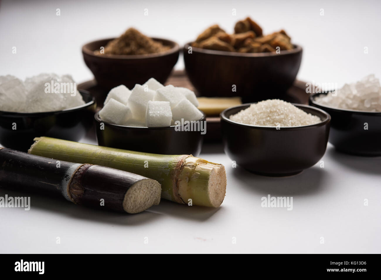 Jaggery, variété de sucre et canne à sucre - sous-produits de canne à sucre ou Ganna placés sur fond moody. Mise au point sélective Banque D'Images