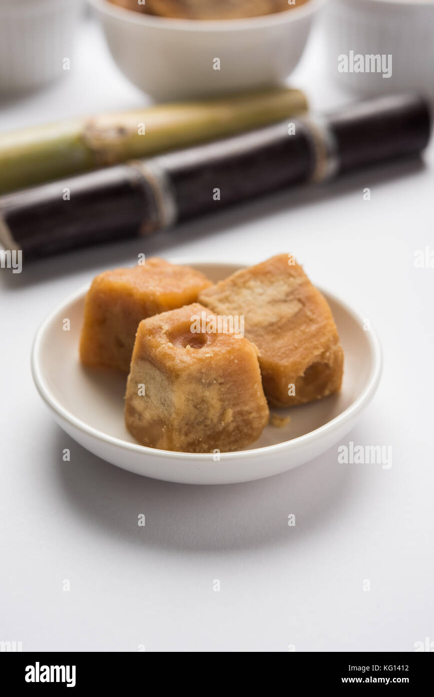 Jaggery, variété de sucre et canne à sucre - sous-produits de canne à sucre ou Ganna placés sur fond moody. Mise au point sélective Banque D'Images