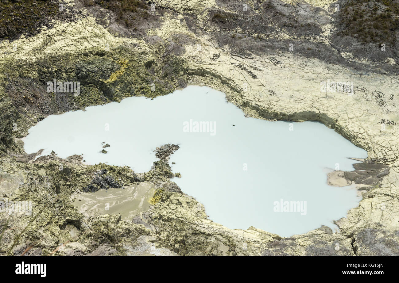 Le mont gunung mahawu mahawu (), un volcan en Sulawesi du Nord qui est populaire avec les touristes qui viennent pour voir le grand cratère volcanique et le lac. Banque D'Images