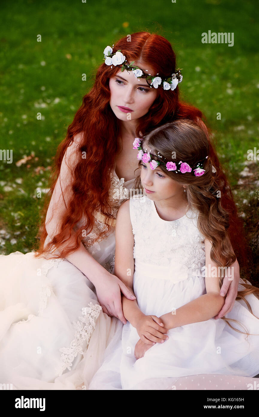 La Jeune Fille Rousse Avec Le Bebe Fille Ou Sœur Delicate Et Poil Long Photo Stock Alamy