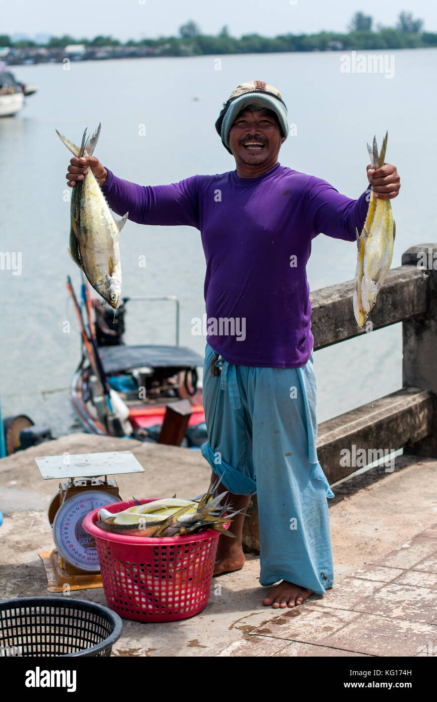 Portrait de fisherman holding a pris à côté de poissons river, la ville de Krabi, Thaïlande, Asie Banque D'Images