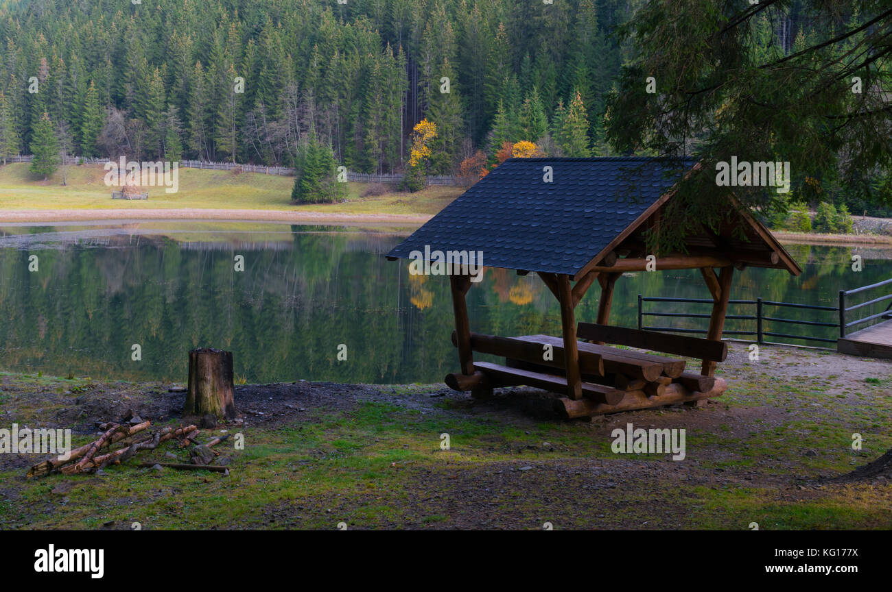 Table de pique-nique en bois et banc au bord du lac Banque D'Images